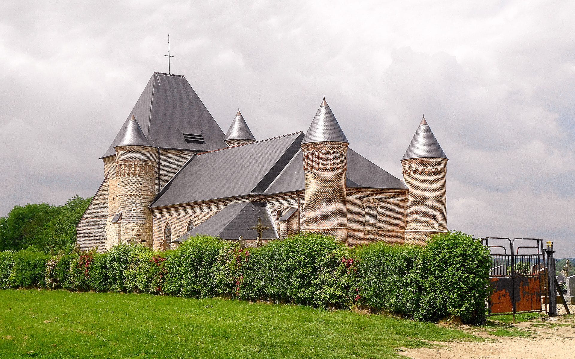 Beaurain - Église Saint-Médard